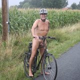 Sa 17: Eine Nacktradeltour macht Spaß![en]Sa 17: A nude cycling tour is fun! [nl]Za 17-8: Bloot fietsen is puur plezier! [fr]Sam 17 : Un tour à vélo nu, c'est amusant !