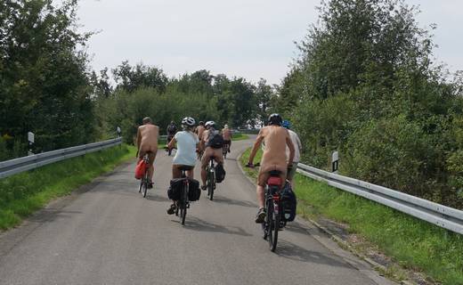 <br />Lorsque 12 cyclistes sont sur la route, ils aiment utiliser toute la largeur de la route.