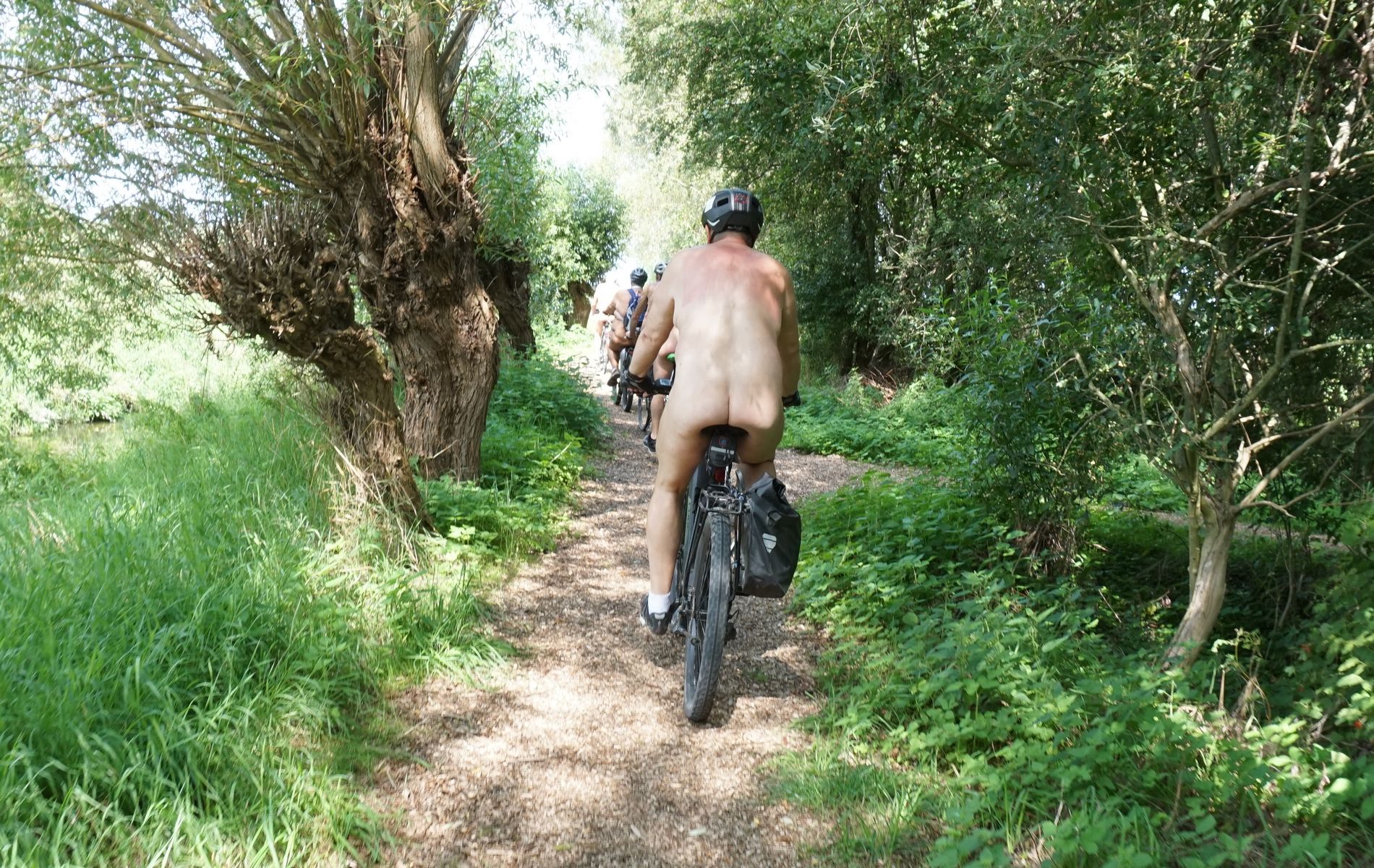 Faire du vélo sur une litière de bois est aussi considéré comme un confort d'exception dans le Münsterland (Lu 5/8)