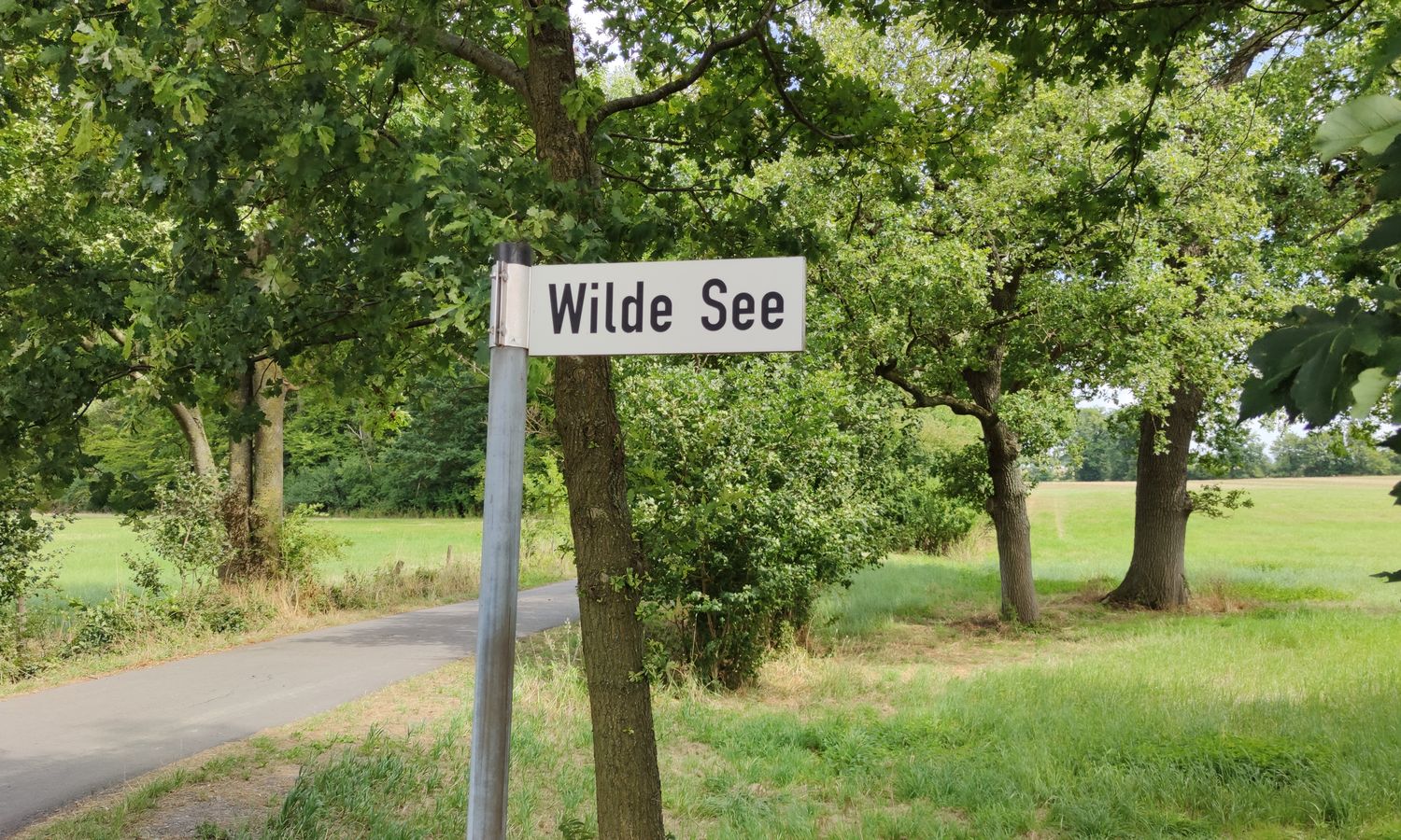 1[15] Une route et quelques chemins portent le même nom que la région : Wilde See (Mer sauvage)