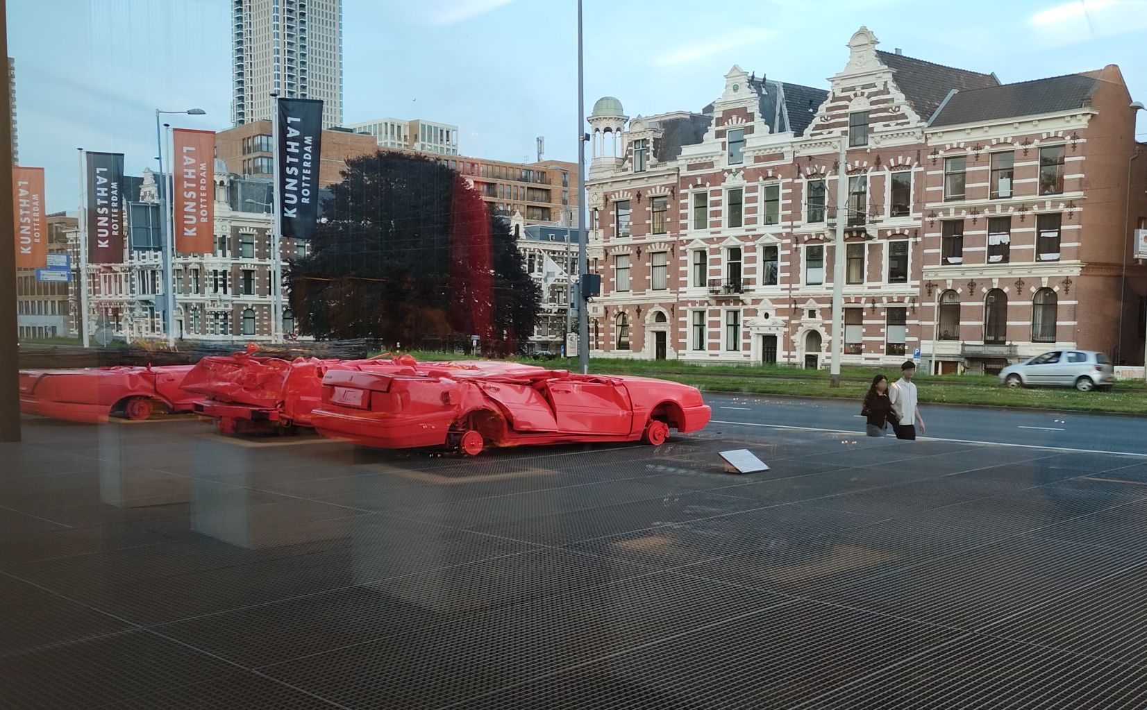 6(9): Les carrosseries démolies d'anciennes voitures de luxe sur l'esplanade du Kunsthal attirent les regards des passants de Rotterdam.
