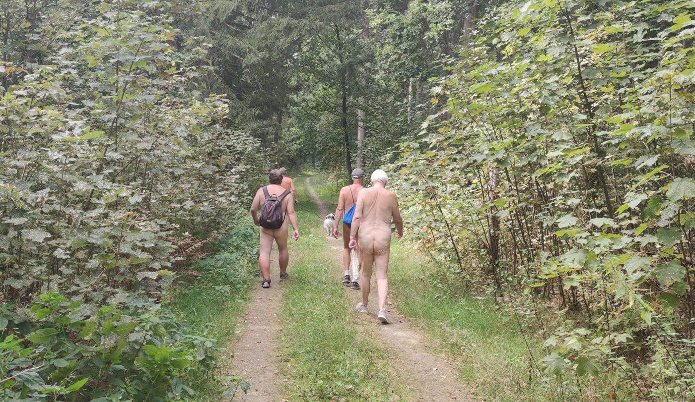 1(4) Randonneurs sur le chemin naturiste