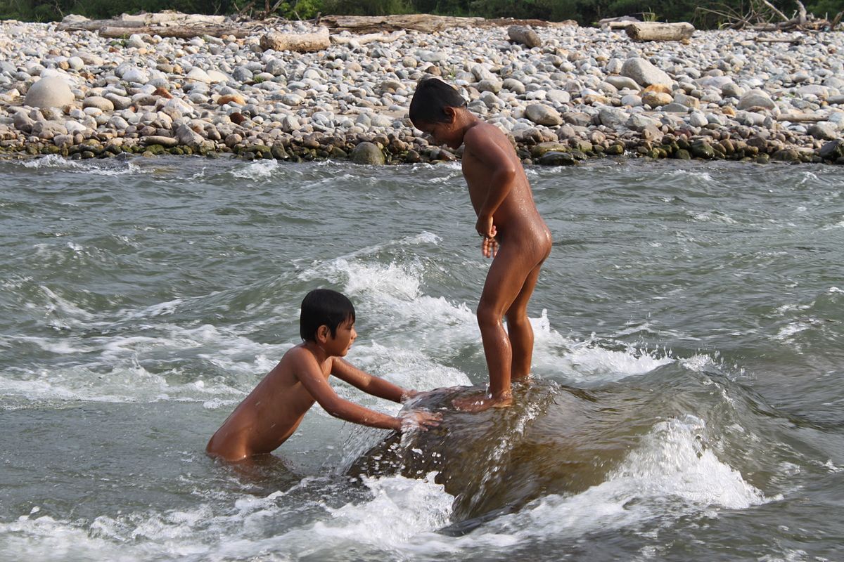 Le plaisir de se baigner: Courant fort, mais eau peu profonde. Deux garçons dans les flots.