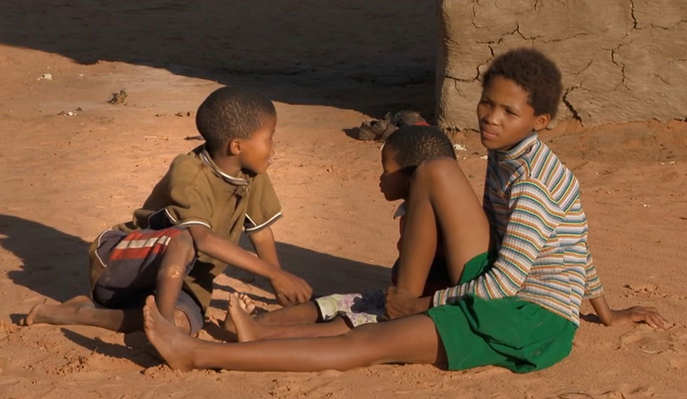 Enfants d'une tribu de Bushmen en Namibie. On porte des shorts et des t-shirts