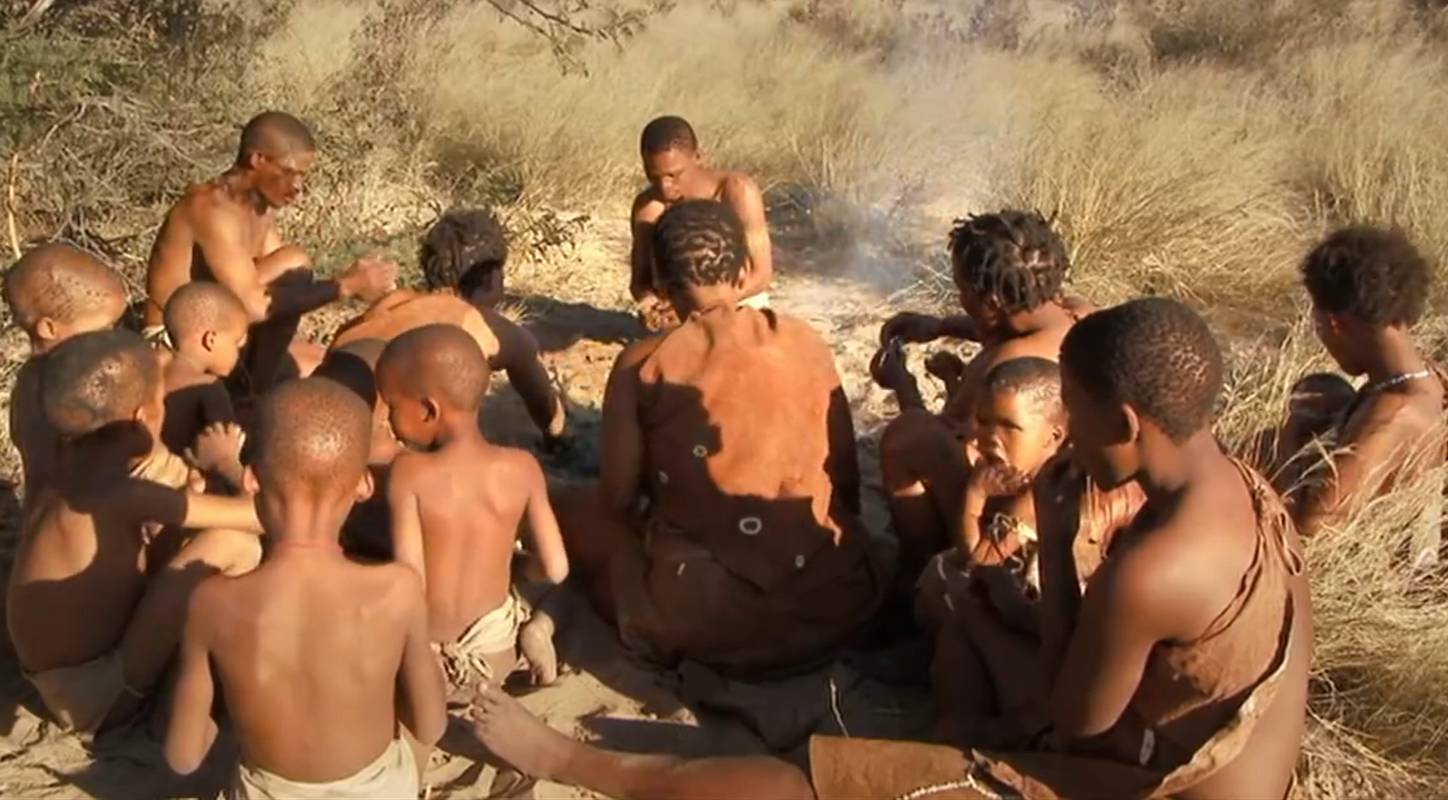 Les touristes accompagnent les Bushmen dans leur chasse traditionnelle et, une fois la chasse réussie, le gibier est rôti autour d'un feu de camp.