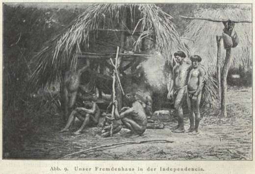 Dans la communauté villageoise indigène, l'explorateur Karl von den Steinen s'est vu attribuer une maison d'étrangers. Deux des hommes portent un cordon à la taille, l'un est accroupi sur le sol, l'autre est assis par terre.