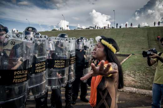 Anna Terra Yawalapiti, leader indigène du Xingu, demande la fin de la répression policière. Photo : Matheus Alves. Licence : Creative Commons 