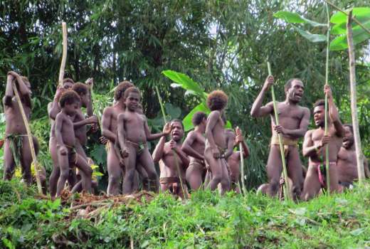 Villageois sur l'île de la Pentecôte (Vanuatu). Photo : David Stanley, par wikimedia commons  