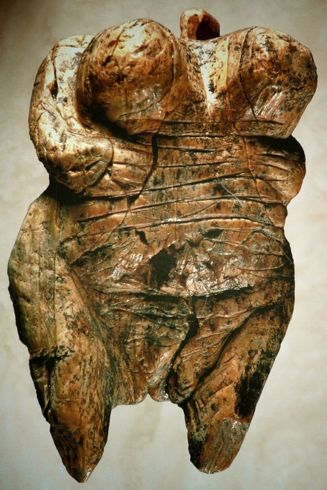La Vénus de Hohlefels a été retrouvée dans le Jura souabe en plusieurs fragments largement dispersés{!mobile}, les archéologues ont dû les reconstituer.{/mobile}.