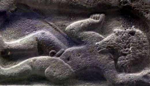 Un soldat tué est couché sur le sol. La coutume de laisser les ennemis tués nus sur le champ de bataille était très répandue et s'est maintenue jusqu'à l'époque grecque (bataille de Troie). Stèle d'Uruk (détail).
