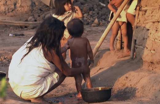 Scène de village avec une mère et enfants. Pour eux, un consensus social garanti est indispensable. Source : Usenet
