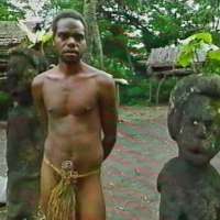 Jeune homme au village avec 'namba'. Elle ne grandit pas avec les hommes. Source : Usenet.