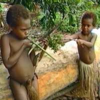 Enfants jouant dans un village. Source : Usenet.