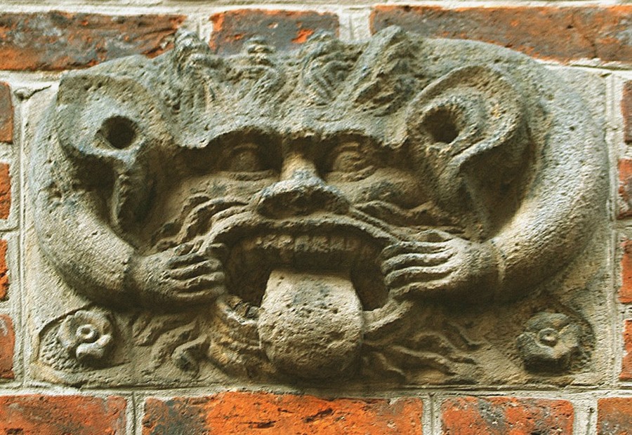 Dans la maçonnerie de l'ancien hôtel de ville de Hanovre, un œillet en fer indique l'endroit où les personnes dénoncées ont été enchaînées. Juste à côté, le visage de pierre sourit et tire la langue.