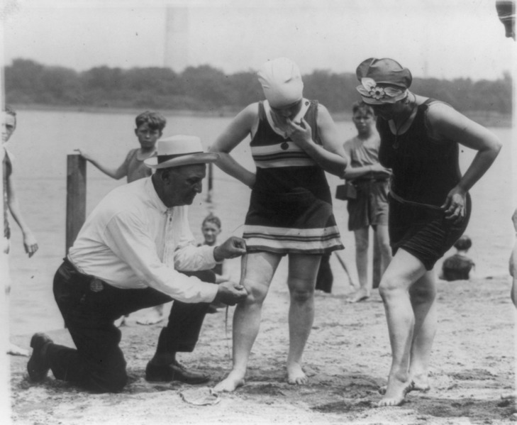 Maillots de bain frivoles dans la salle de bain près de Washington vers 1920 - Un mètre ruban était utilisé pour vérifier que les dames ne montraient pas trop leurs jambes.
