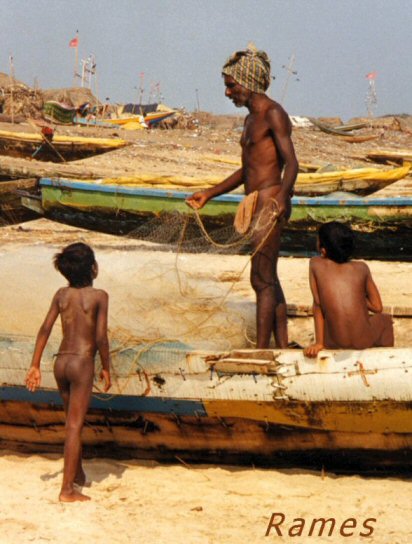 Pêcheur indien portant un pagne et un pagne. L'un de ses fils porte également un pagne, le second n'en a pas besoin. (Photo vers 1990). © Rames D.
