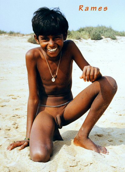 Garçon indien avec un cordon ombilical. Sur son collier, il porte en outre un bijou ressemblant à un médaillon. (Photo vers 1990) © Rames D.