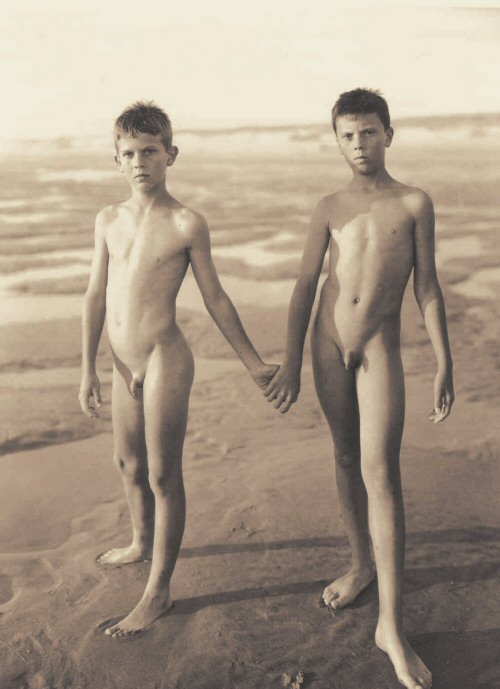 Au bord de la mer, deux garçons © Jock Sturges