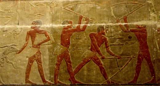 Ancien Empire, 5e dynastie, env. 2400 av. J.-C., tombe de Ti, détail. Trois hommes portent le tablier court avec le devant ouvert, l'un d'eux est entièrement nu.