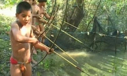 Des jeunes Yawalapiti chassent le poisson avec un arc et des flèches.